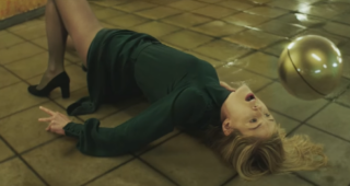Rosamund Pike : clip Massive Attack