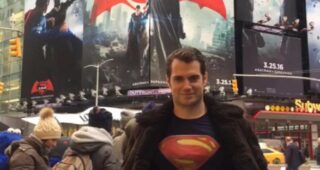 Batman v Superman : L'Aube de la justice : henry cavill time square
