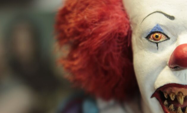Ça : "Il" est revenu : Photo Grippe-Sou Pennywise (téléfilm)