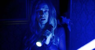 Dans le noir : Photo Teresa Palmer