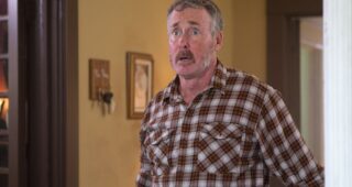 Stan Against Evil saison 1 : Photo John C. McGinley