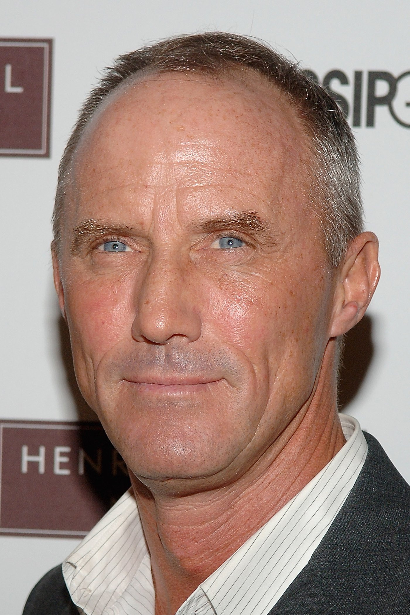 Robert John Burke : Photo officielle