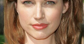 Julie Ann Emery : Photo officielle