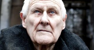 Peter Vaughan (I) : Mestre Eamon