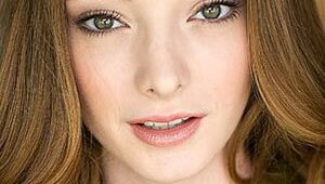 Emma Dumont : Photo officielle