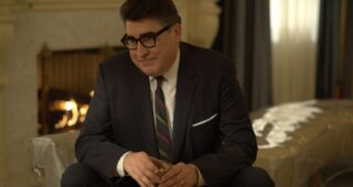 saison 1 : Photo Alfred Molina