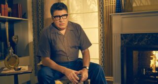 saison 1 : Photo Alfred Molina