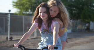 Little birds : Photo Juno Temple, Kay Panabaker
