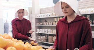 The Handmaid’s Tale : Photo Alexis Bledel, Elisabeth Moss