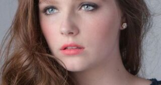 Amy Forsyth : Photo officielle