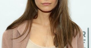 Caitlin Stasey : Photo officielle