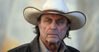 Desert Gun : Photo Ian McShane
