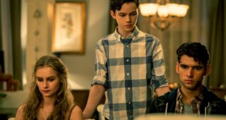 Watch Out : Photo Olivia DeJonge, Levi Miller