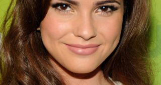 Shelley Hennig : Photo officielle