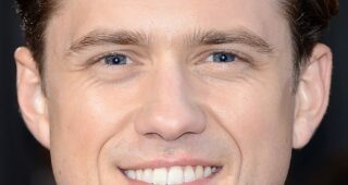 Aaron Tveit : Photo officielle