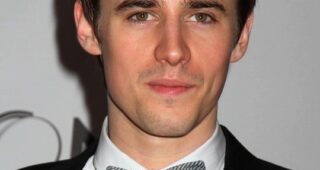 Reeve Carney : Photo officielle