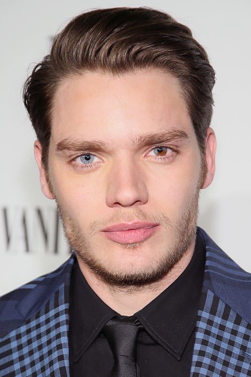 Dominic Sherwood : Photo officielle