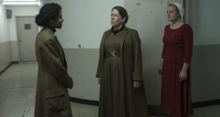 The Handmaid’s Tale saison 2 : Photo Ann Dowd, Elisabeth Moss