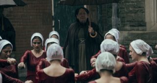 The Handmaid’s Tale saison 2 : Photo Ann Dowd, The Handmaid’s Tale