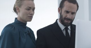 The Handmaid’s Tale saison 2 : Photo Yvonne Strahovski, Joseph Fiennes