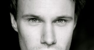 Hugh Skinner : Photo officielle