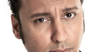 Aasif Mandvi : Photo officielle