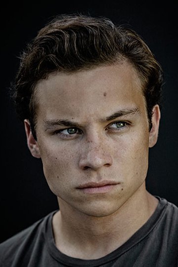 Finn Cole : Photo officielle