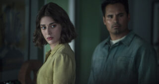 Extinction : photo, Lizzy Caplan