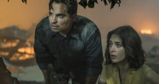 Extinction : photo, Lizzy Caplan, Michael Peña