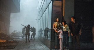 Extinction : photo, Lizzy Caplan, Michael Peña