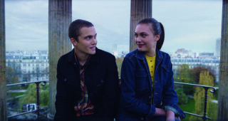 Love : photo, Karl Glusman