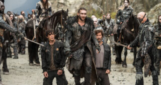 Les 100 : photo, Zach McGowan