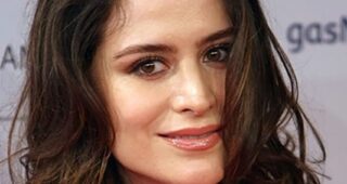Anya Chalotra : Photo officielle