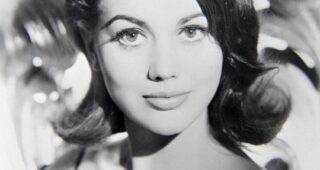 Linda Harrison : Photo officielle