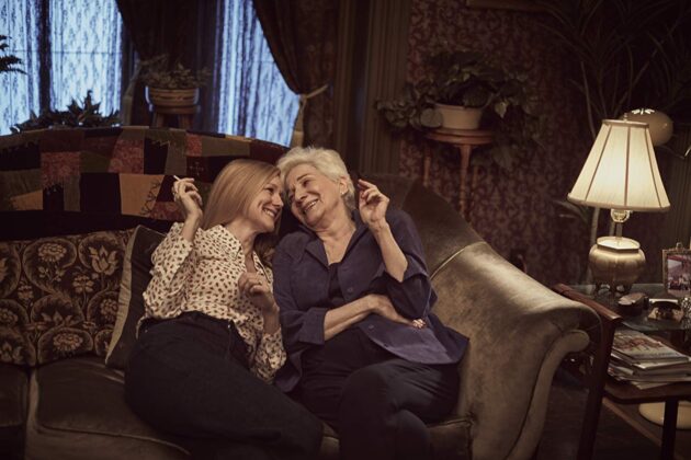 photo, Olympia Dukakis, Laura Linney