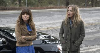 Dead to Me : photo, Linda Cardellini, Christina Applegate