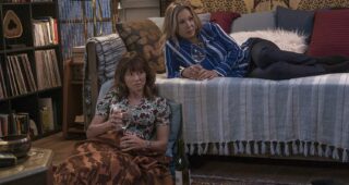 Dead to Me : photo, Linda Cardellini, Christina Applegate
