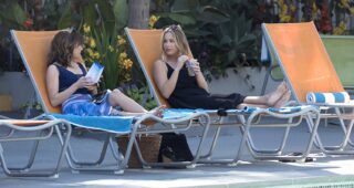 Dead to Me : Photo Linda Cardellini, Christina Applegate