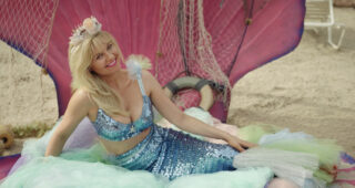 On Becoming a God in Central Florida : Photo Kirsten Dunst