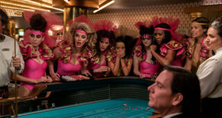 GLOW : photo, Betty Gilpin
