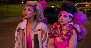 GLOW : photo, Betty Gilpin, Alison Brie