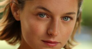 Emma Corrin : Photo officielle