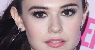 Nicole Maines : Photo officielle