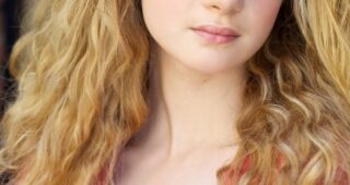 Elena Kampouris : Photo officielle