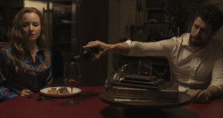 Servant Season 1 : photo, Servant, Lauren Ambrose, Toby Kebbell