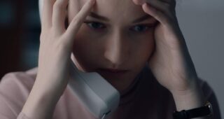 The Assistant : Photo Julia Garner