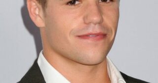 Charlie Carver : Photo officielle
