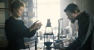 Radioactive : Photo Rosamund Pike, Sam Riley