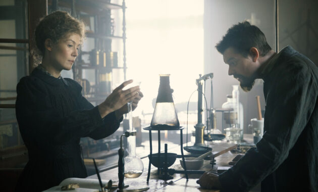 Radioactive : Photo Rosamund Pike, Sam Riley