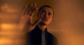 Devs : Photo Karl Glusman